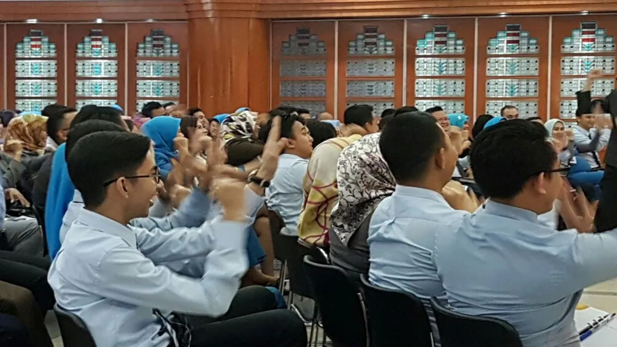 Peserta training antusias mengangkat tangan di dalam kelas
