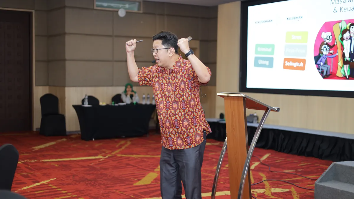 Andreas Hartono membawakan materi masalah uang dan keuangan di depan kelas