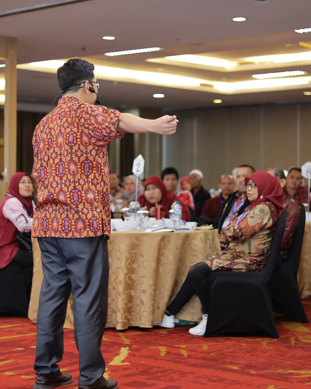 Andreas Hartono membawakan training perencanaan keuangan di hadapan peserta karyawan